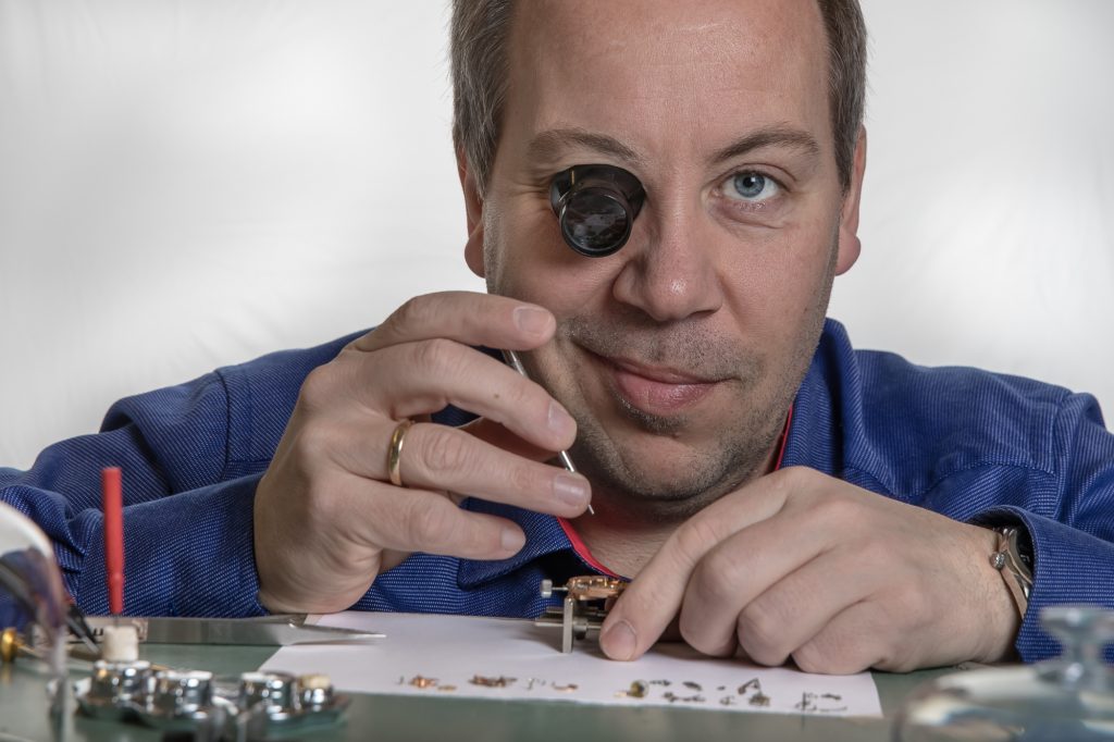 Klokkeservice hos faghandel urmaker grøtteland